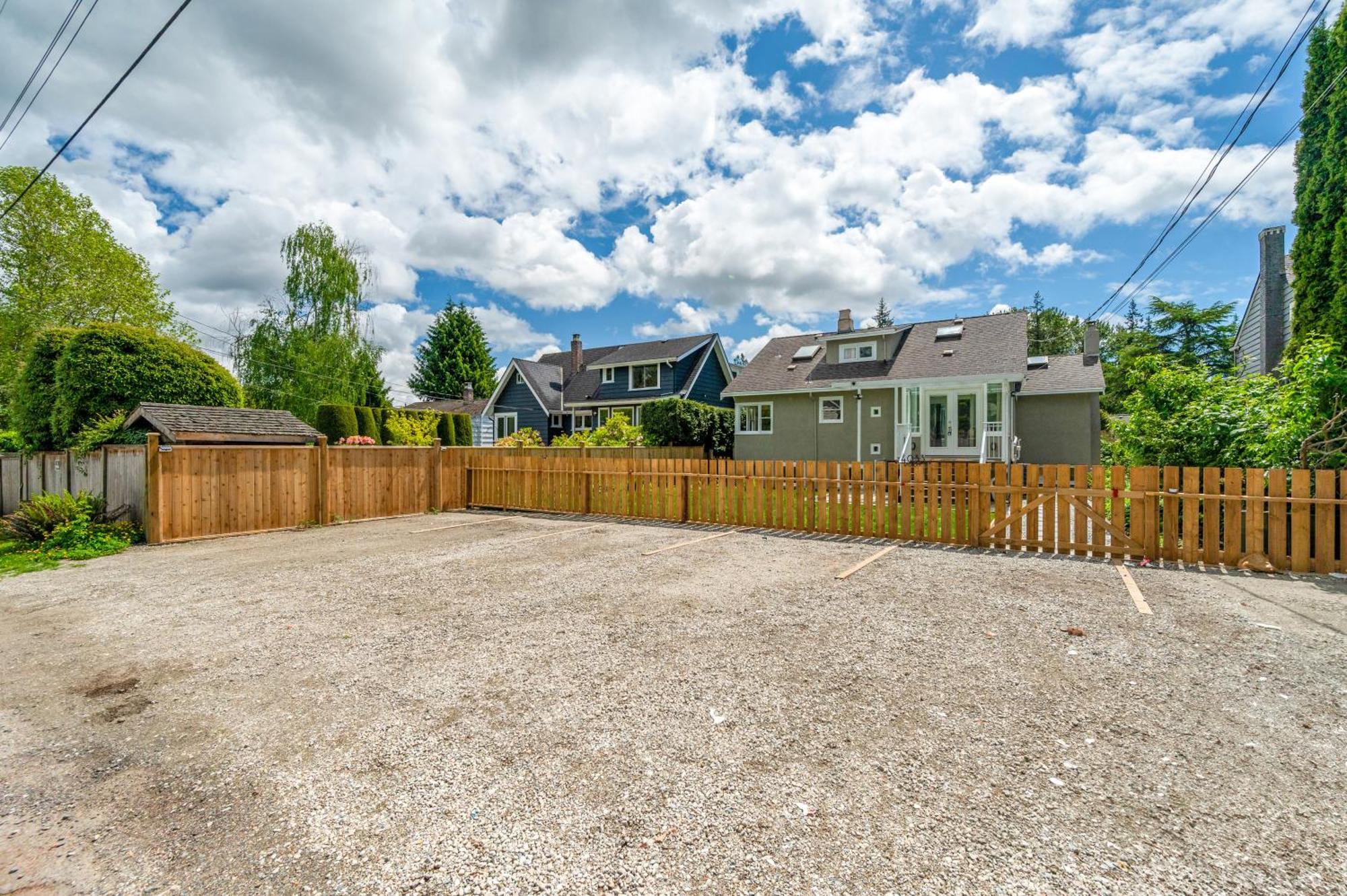 Serene Kerrisdale Retreat, Private With Shared Amenities Guest house