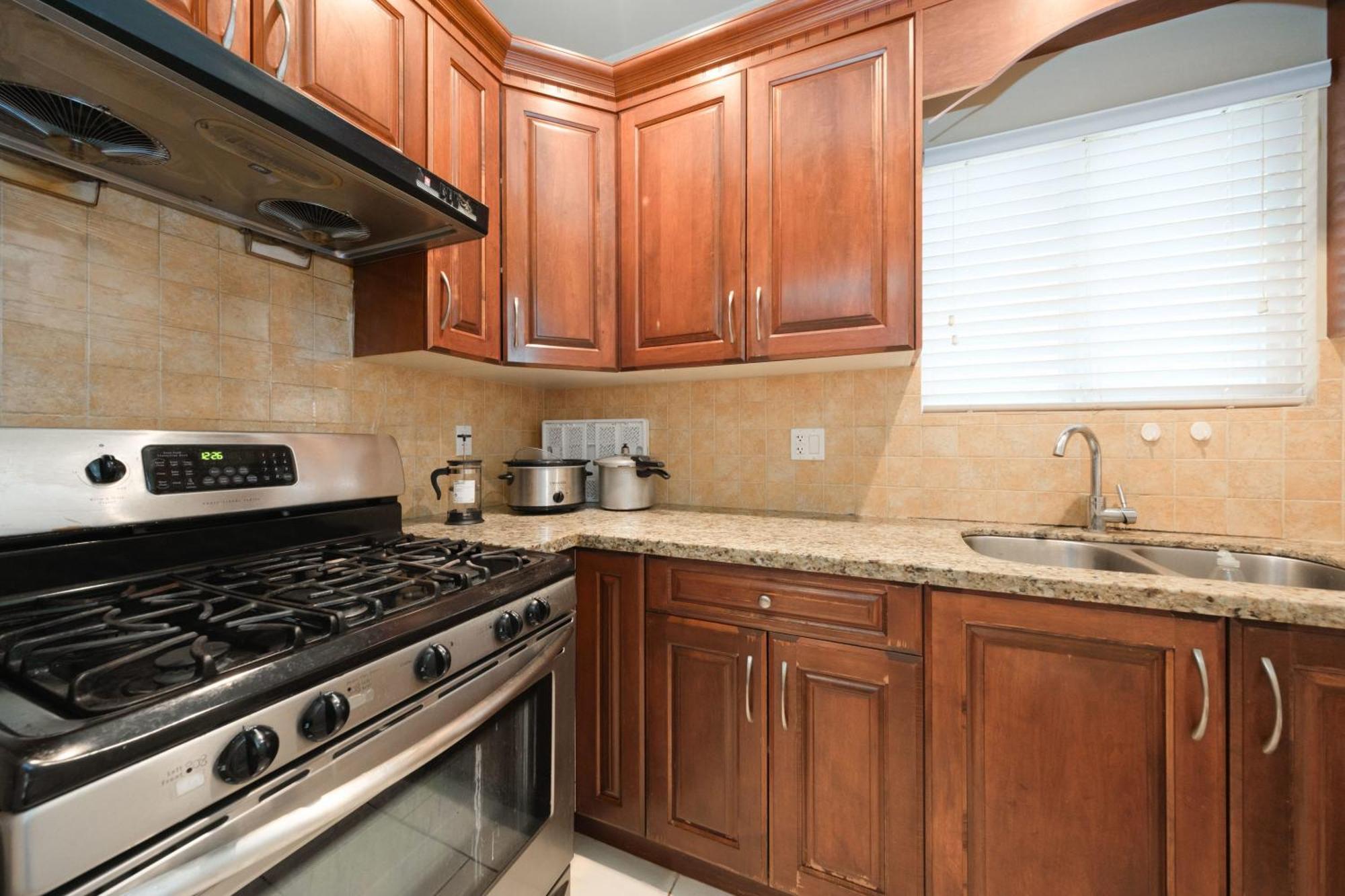 Modern With Private Washroom In Location Holiday home Vancouver