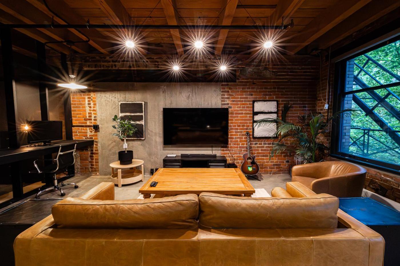 Stylish Industrial Loft - Historic Gastown Apartment