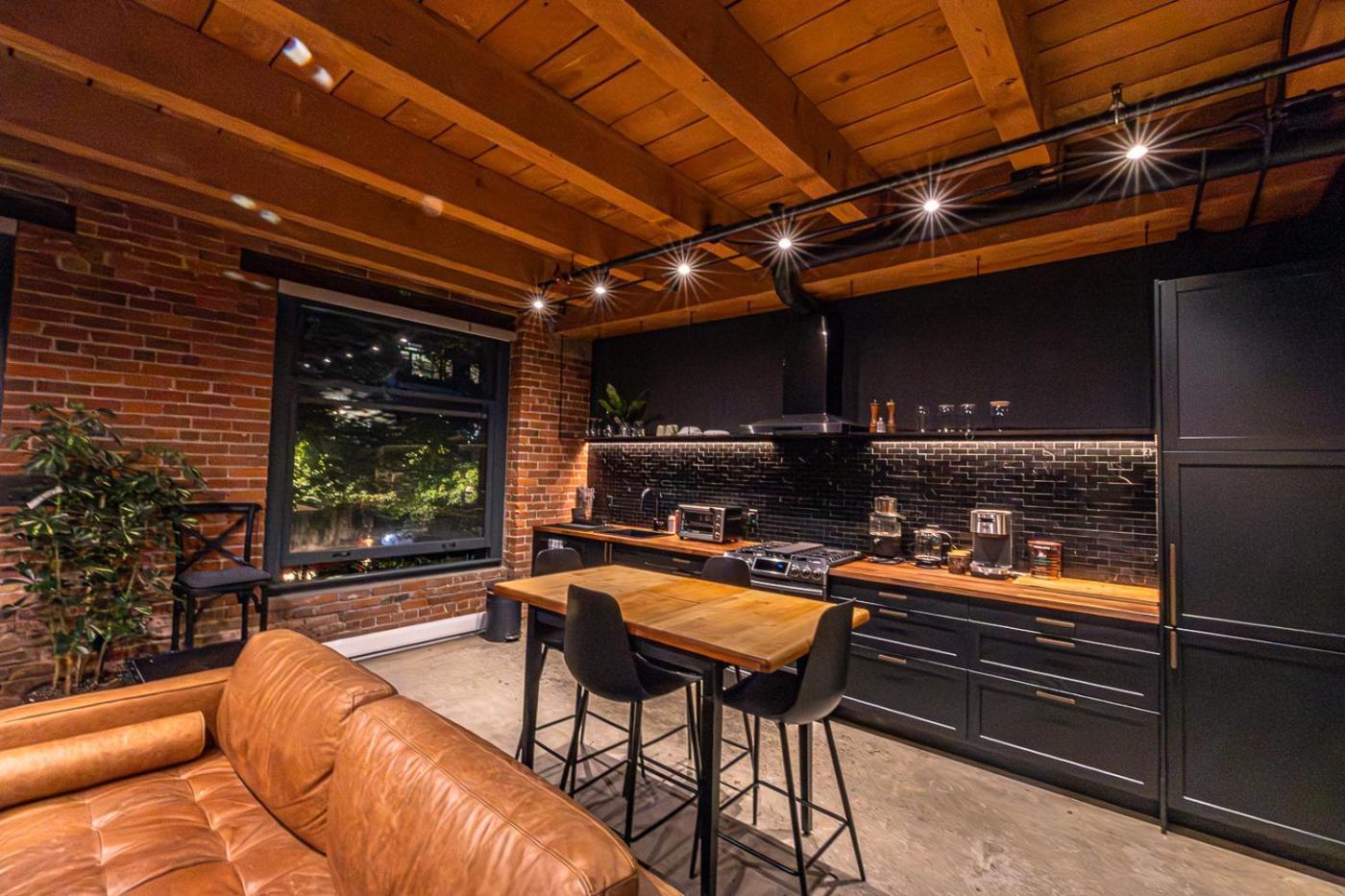 Stylish Industrial Loft - Historic Gastown * Vancouver