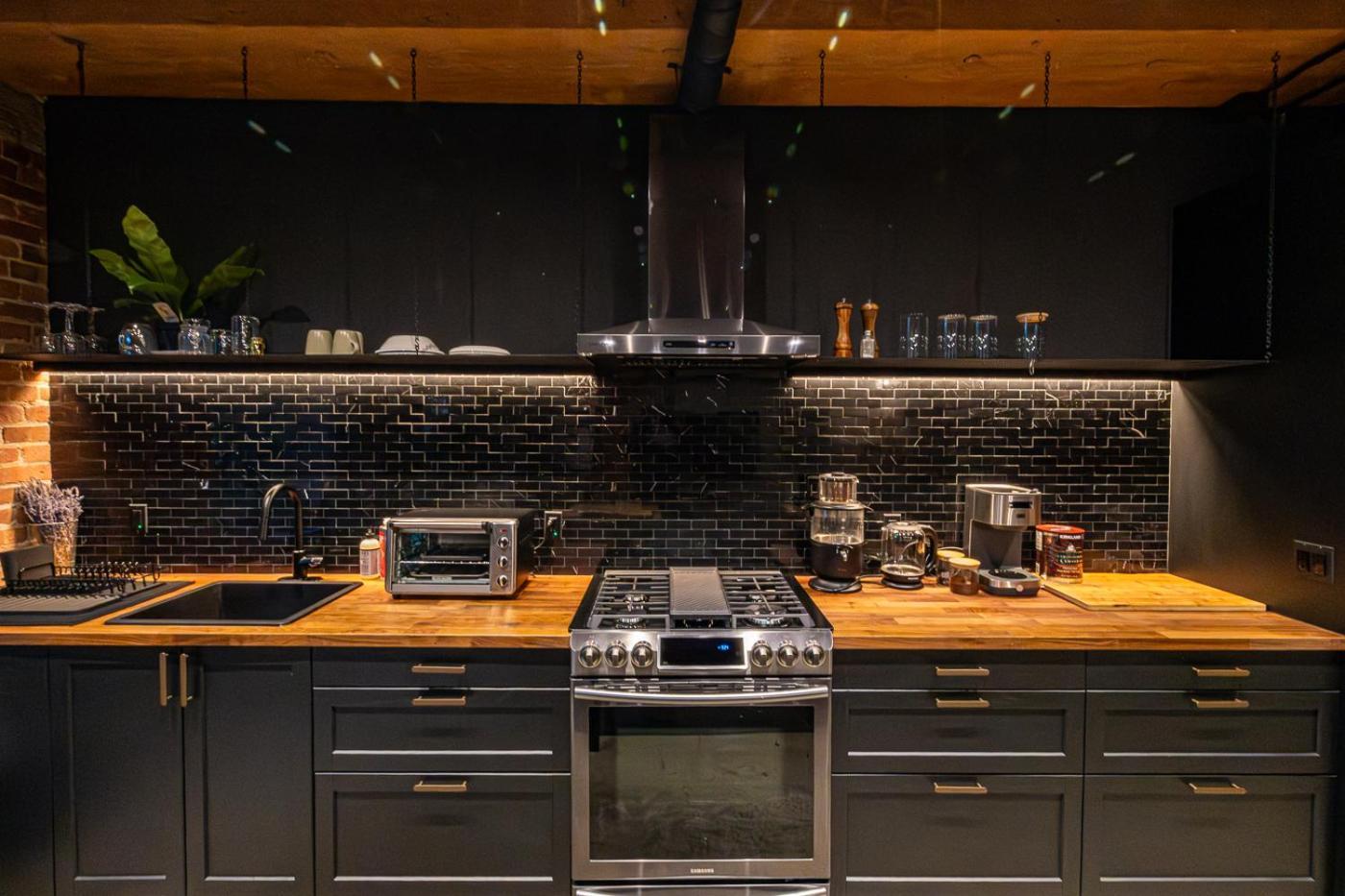 Stylish Industrial Loft - Historic Gastown Apartment *