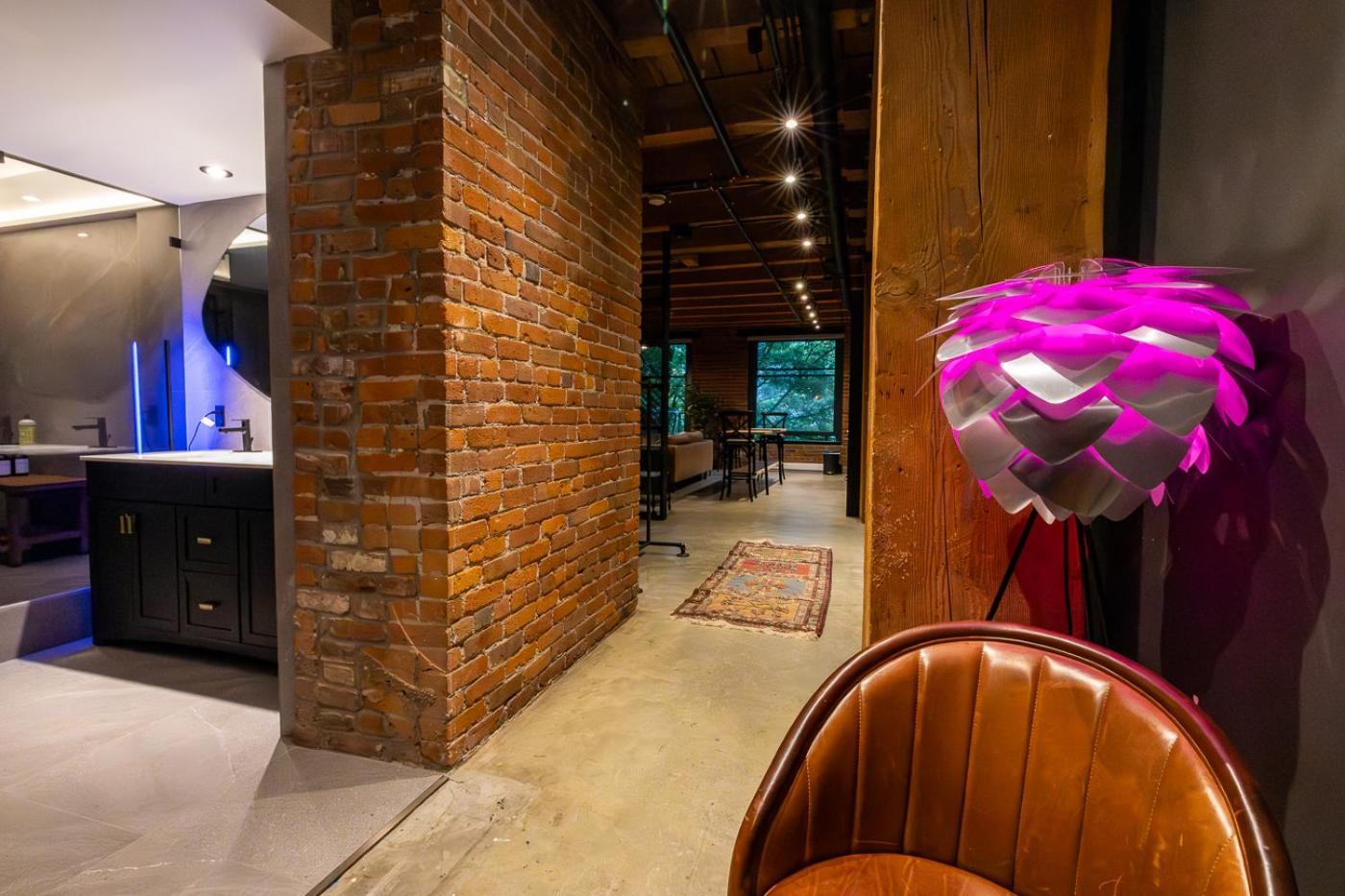 Stylish Industrial Loft - Historic Gastown Vancouver