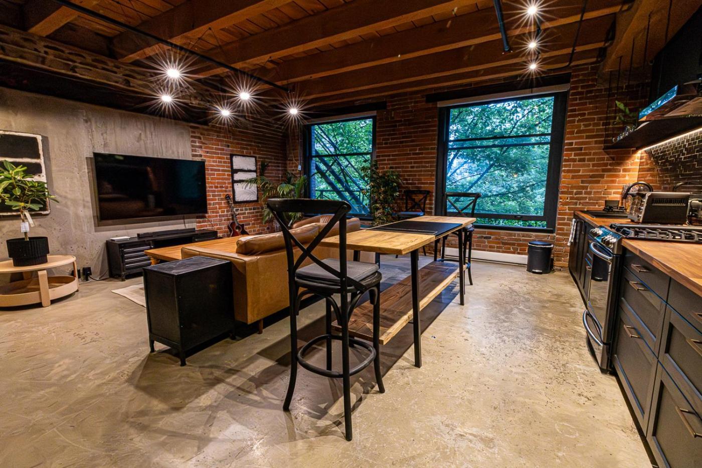 Stylish Industrial Loft - Historic Gastown
