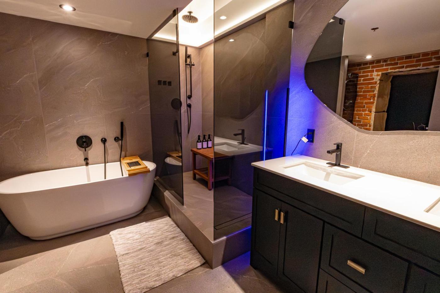 Stylish Industrial Loft - Historic Gastown * Vancouver