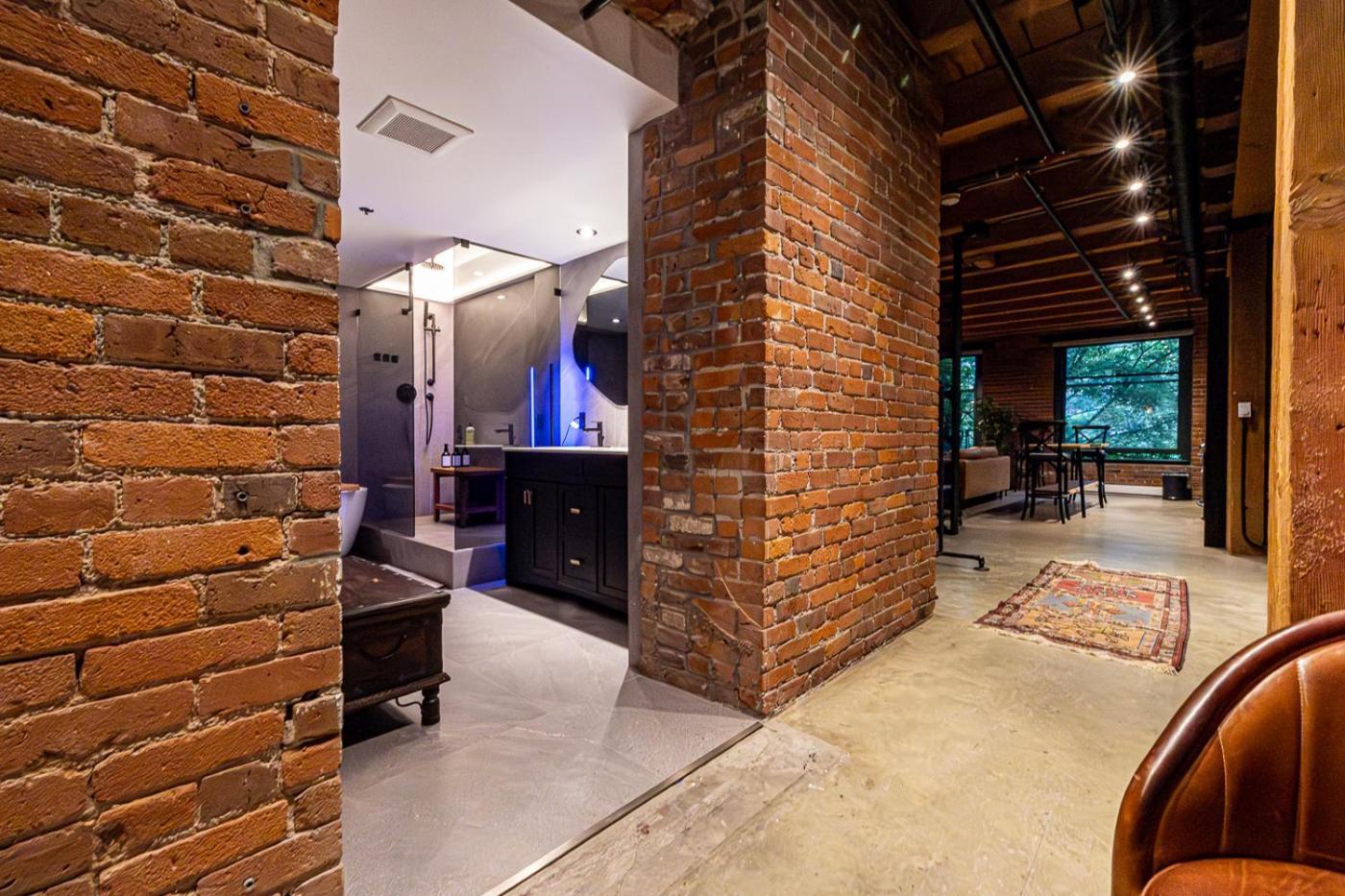 Stylish Industrial Loft - Historic Gastown *