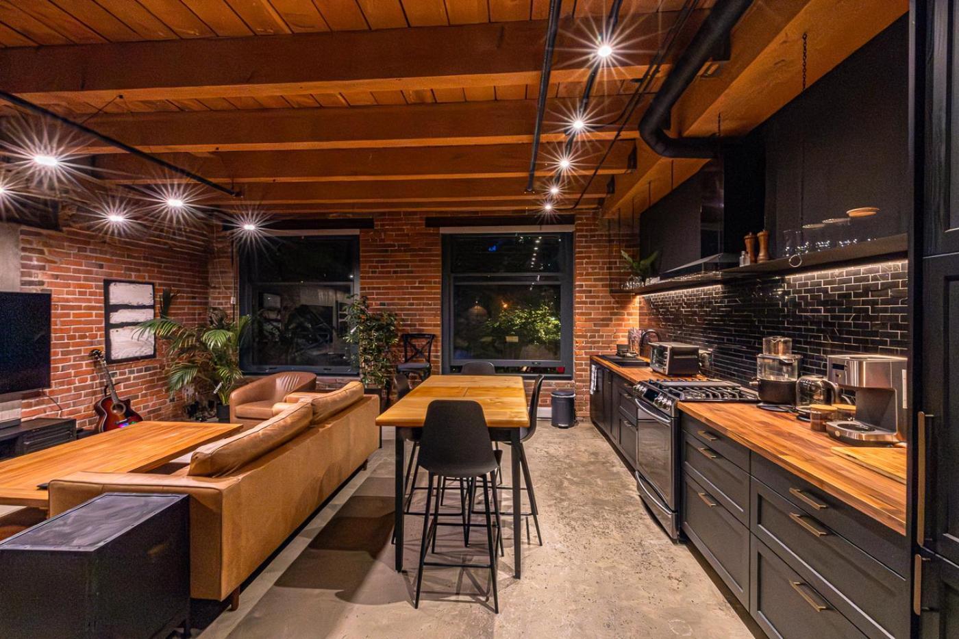 Stylish Industrial Loft - Historic Gastown