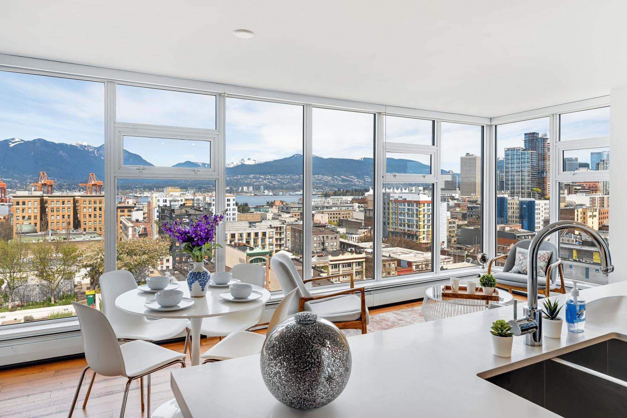 Lights And Mountain Heights 2br Luxury Apartment Vancouver