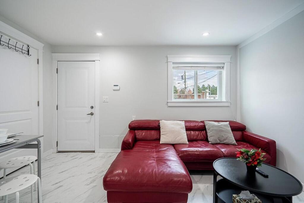 Cozy And Modern 2br Ferienhaus Vancouver