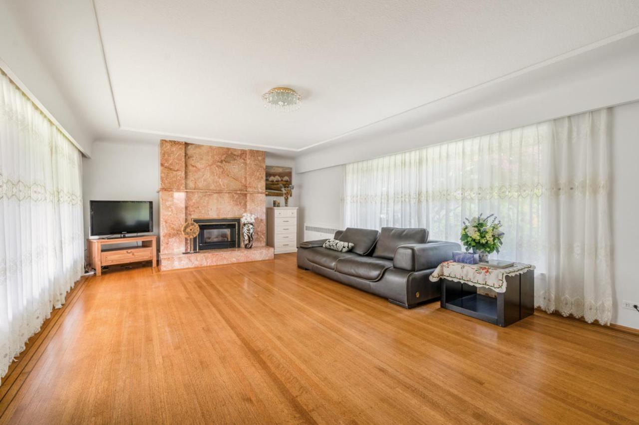 Spacious Retreat With Garden Views Ferienhaus *