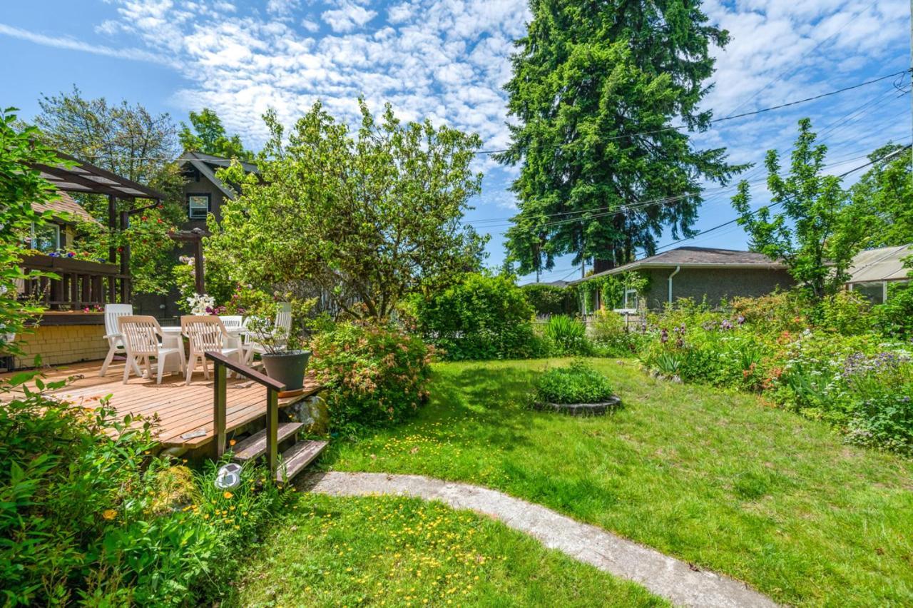 Holiday home A Picturesque Surrounded By Flowers
