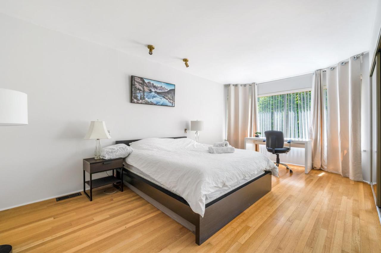 A Picturesque Surrounded By Flowers Holiday home Vancouver
