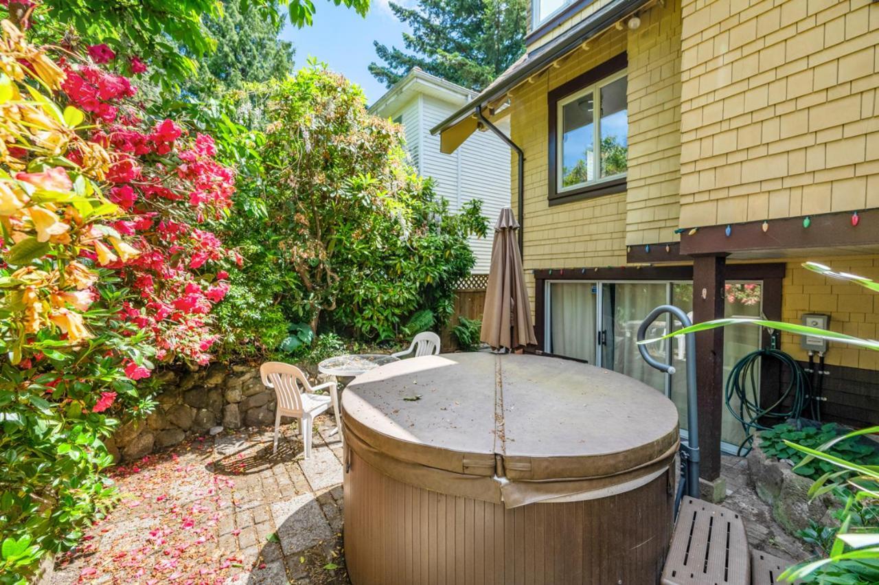 A Picturesque Surrounded By Flowers Holiday home Vancouver