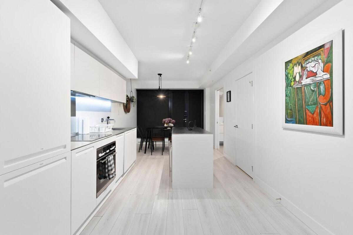 Modern Yaletown Townhouse With Balcony And Sleeps 9 Guests