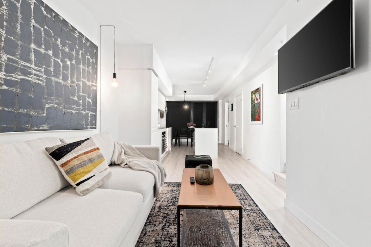 Modern Yaletown Townhouse With Balcony And Sleeps 9 Guests *