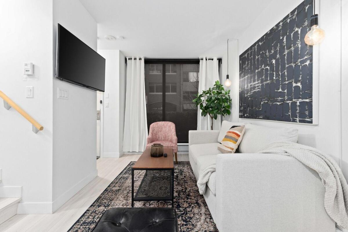 Modern Yaletown Townhouse With Balcony And Sleeps 9 Guests * Vancouver