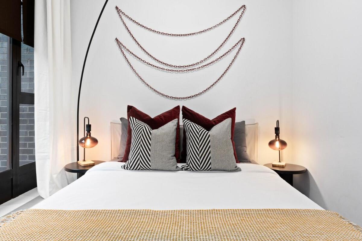 Apartment Modern Yaletown Townhouse With Balcony And Sleeps 9 Guests Vancouver
