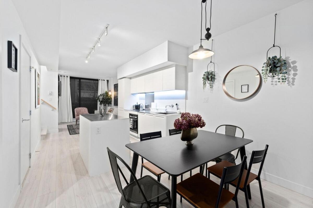 Modern Yaletown Townhouse With Balcony And Sleeps 9 Guests *