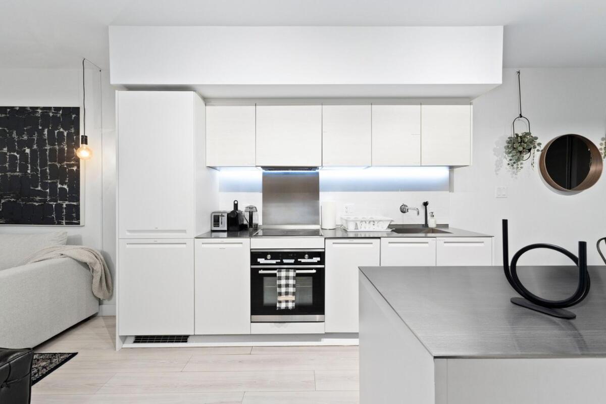 Modern Yaletown Townhouse With Balcony And Sleeps 9 Guests
