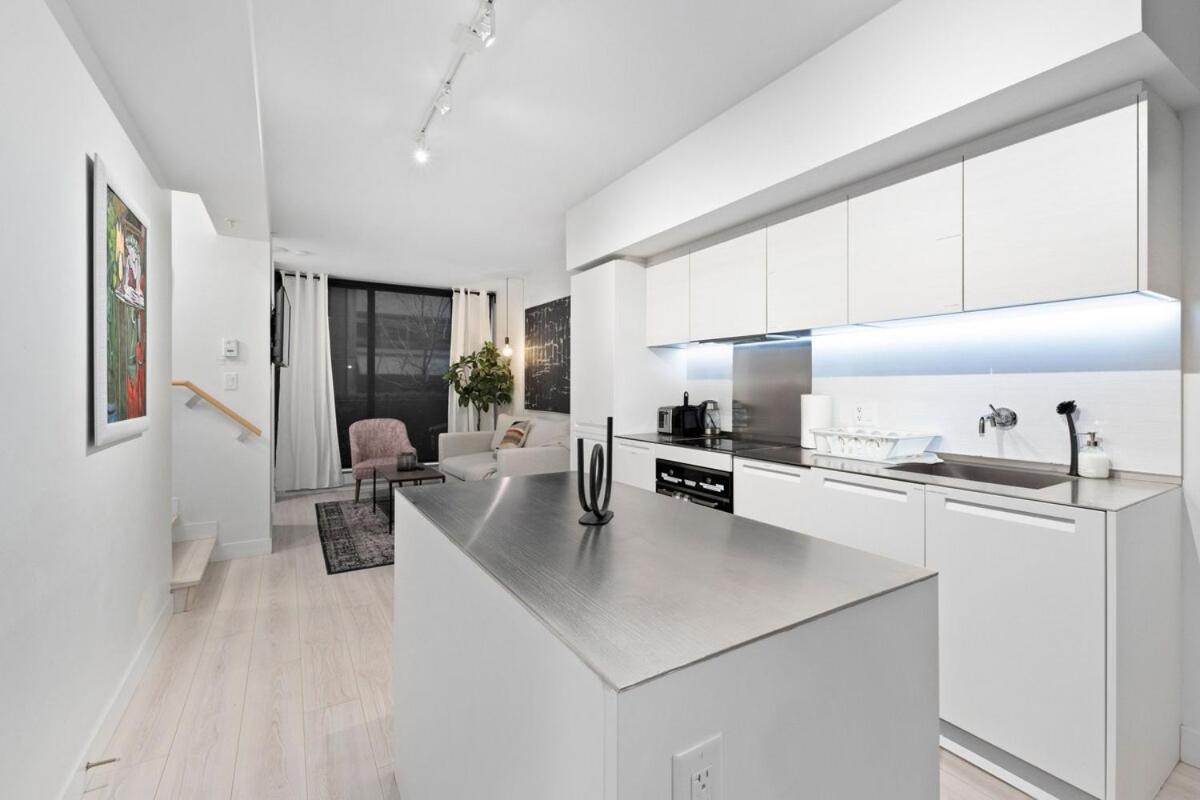 Apartment Modern Yaletown Townhouse With Balcony And Sleeps 9 Guests Vancouver
