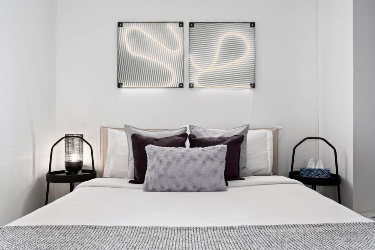 Modern Yaletown Townhouse With Balcony And Sleeps 9 Guests *
