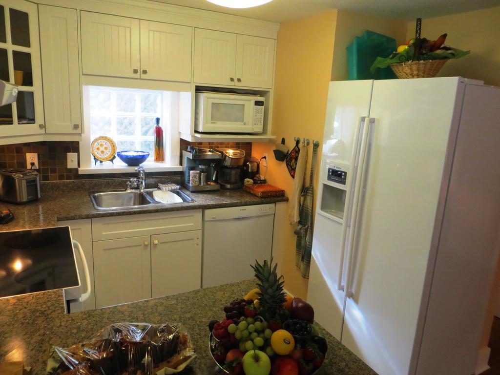 A @ Kitsilano Apartment