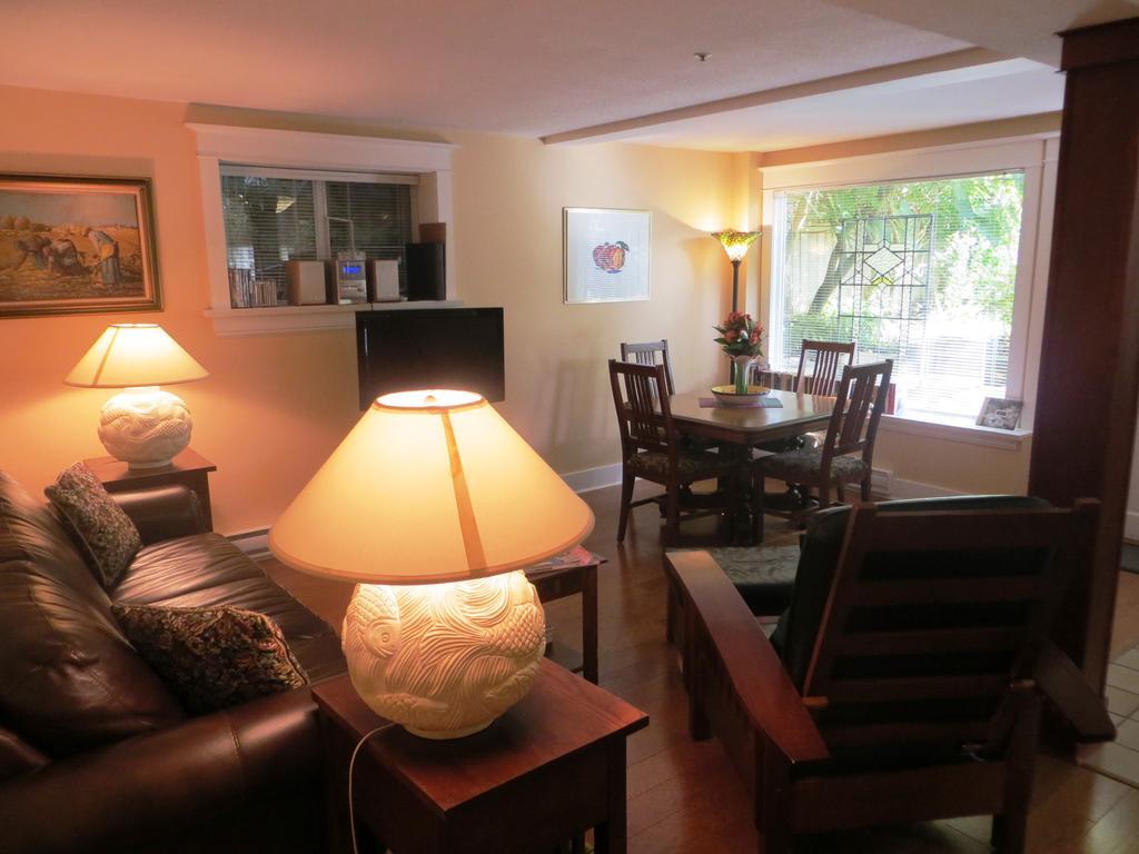 A @ Kitsilano Apartment *