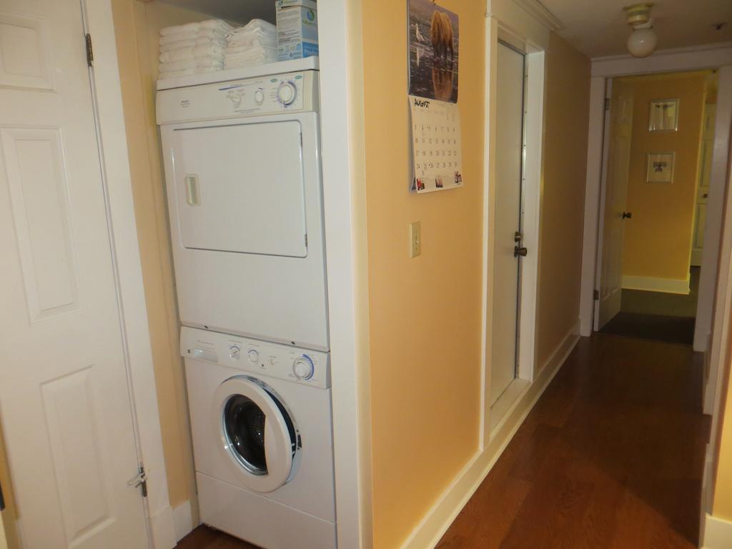A @ Kitsilano Apartment