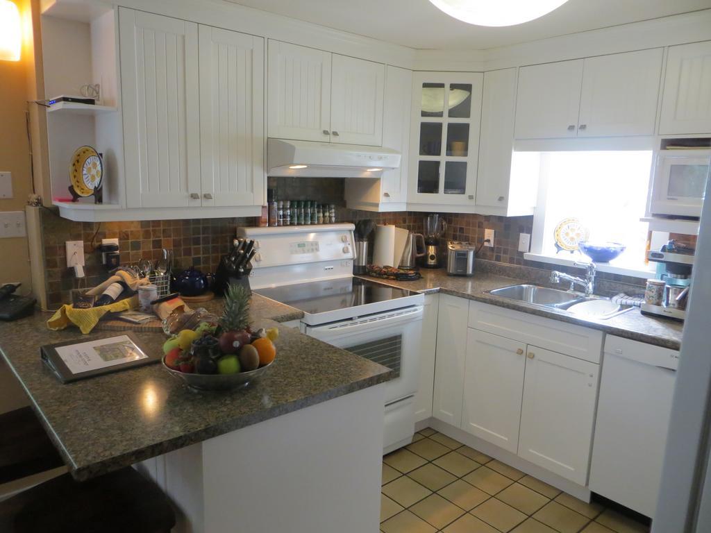 A @ Kitsilano Apartment *
