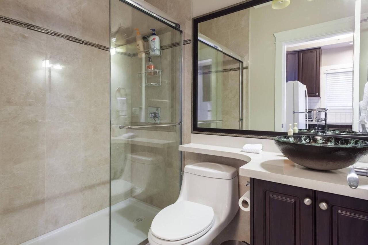 Rare Find Exquisitely New Quiet & Safe Skytrain * Vancouver