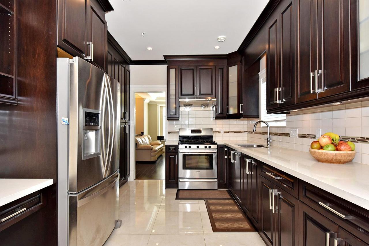 Rare Find Exquisitely New Quiet & Safe Skytrain Gasthof Vancouver