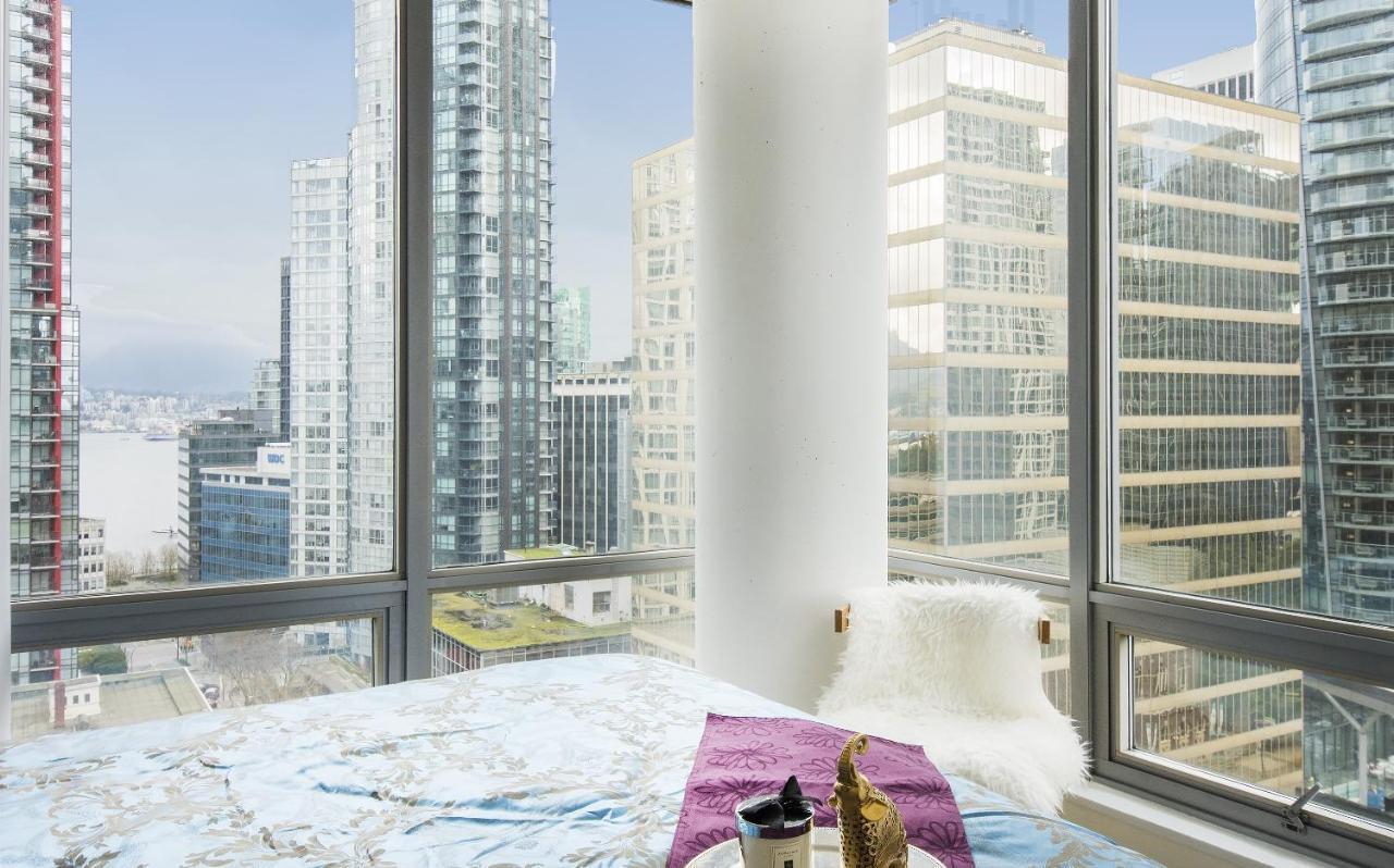 Chic 2-bedroom In Central Downtown With Stunning Water Views Apartment Vancouver