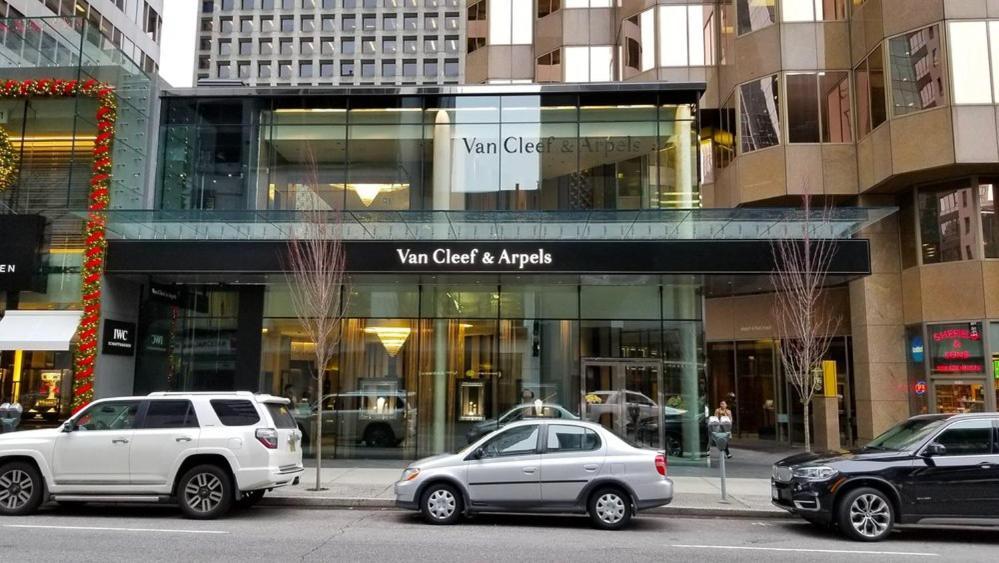 Chic 2-bedroom In Central Downtown With Stunning Water Views Apartment *
