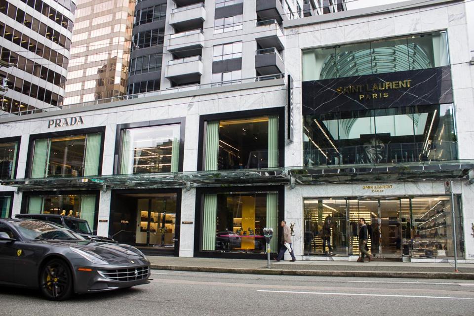 Chic 2-bedroom In Central Downtown With Stunning Water Views *