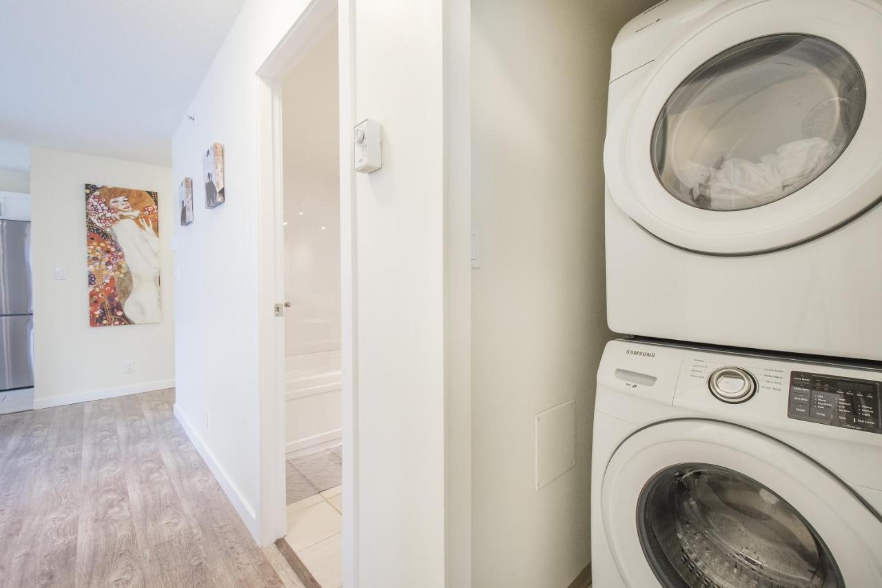 Apartment Chic 2-bedroom In Central Downtown With Stunning Water Views *