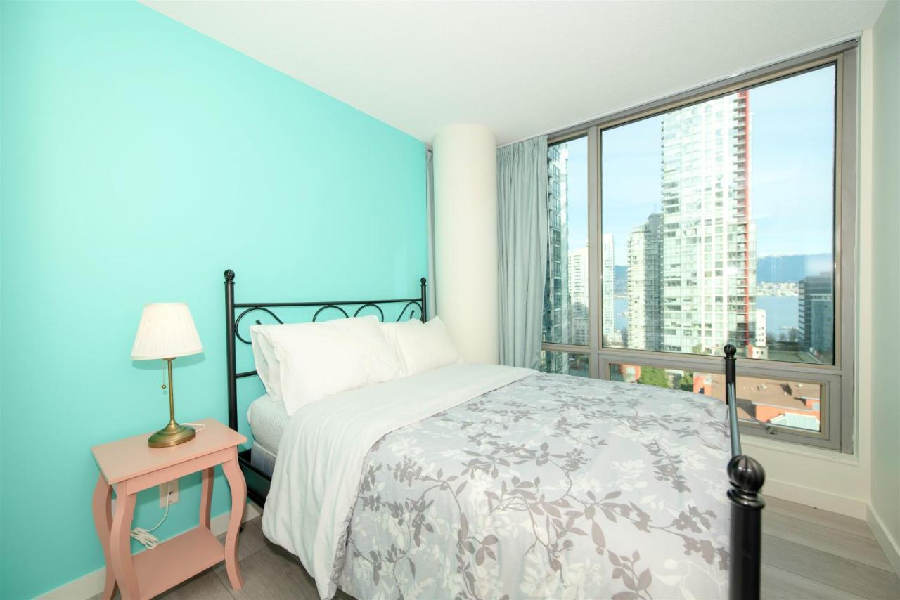 Chic 2-bedroom In Central Downtown With Stunning Water Views Apartment Vancouver